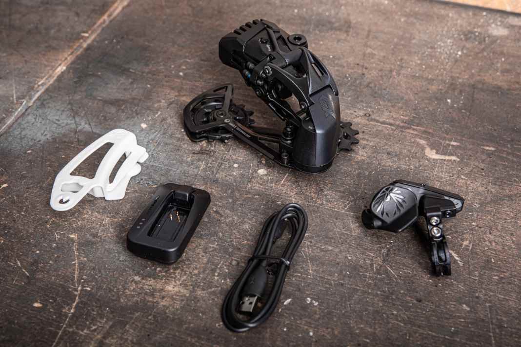 Mit dem Upgrade-Kit der GX Eagle AXS kann jede Eagle-Schaltung auf kabellosen Betrieb umgerüstet werden. Shifter, Schaltwerk, Akku, Ladegerät und Chaingap Tool gibt’s zu einem Listenpreis von 620 Euro.