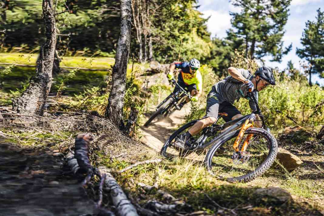 Moderne Trailbikes werden immer schwerer. Abfahrtslastige Geometrien und  dicke Reifen sorgen bei sportlichen Touren-Bikern für Verdruss. Darum haben wir sechs leichte Trailbikes auf Racefully-Basis mit 120 Millimetern Federweg zum Test beordert. Sind die sogenannten Sport-Tourer die neuen Alleskönner?