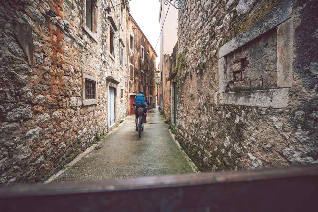 Wer in Kroatien schon mal Badeurlaub gemacht hat, kennt es als Kulisse: Das Dinarische Gebirge zieht sich die komplette Adria-Küste entlang. Zwei Kanadierinnen folgten den weißen Felsgraten von Rijeka bis nach Split. Ein neuntägiges Bikepacking-Abenteuer Mit Regen, Sturm und Durst.