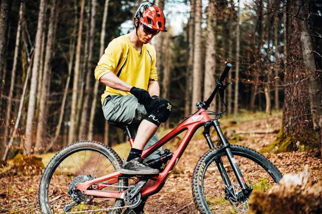 Der Schoner muss zum Knie passen, sonst ist man mehr mit Zurechtruckeln, statt mit Fahren beschäftigt.