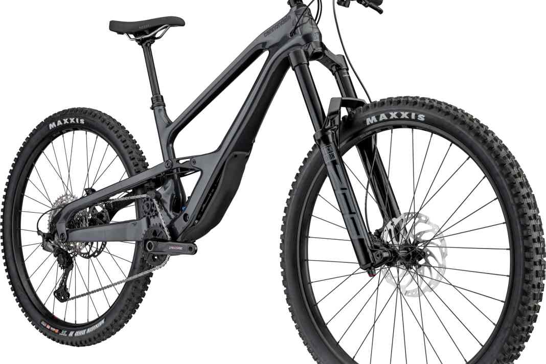 Serienmäßig wird das Jekyll mit dem Maxxis Assegai vorne (29x2,5 Zoll) und dem Maxxis DHR II als Hinterreifen ausgeliefert (29x2,4 Zoll).