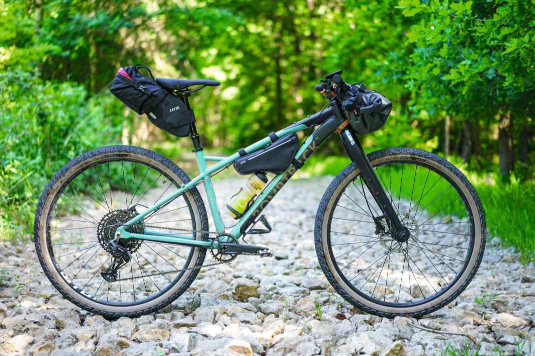 Dass man mit der Aluminiumversion des Cale
 bei Ultra-Langstreckenrennen vorne mitfahren kann, hat der Franzose Sofiane Sehili bei seinem French-Divide-Sieg gezeigt. Serienmäßig ist das Rad ein Trail-Hardtail mit 130-mm-Gabel und grobstolligen Kenda-Reifen (14,2 kg). Mit der Carbon-Starrgabel und dem Reifenumbau drückt man das Gewicht um zwei Kilo.