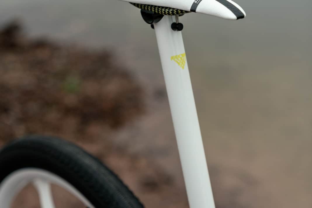 Als coole Leichtbau-Option steckt Dangerholm eine individuell lackierte Schmolke Carbon TLO-Sattelstütze mit passendem Tune Speedneedle Twenty20-Sattel in den Rahmen.