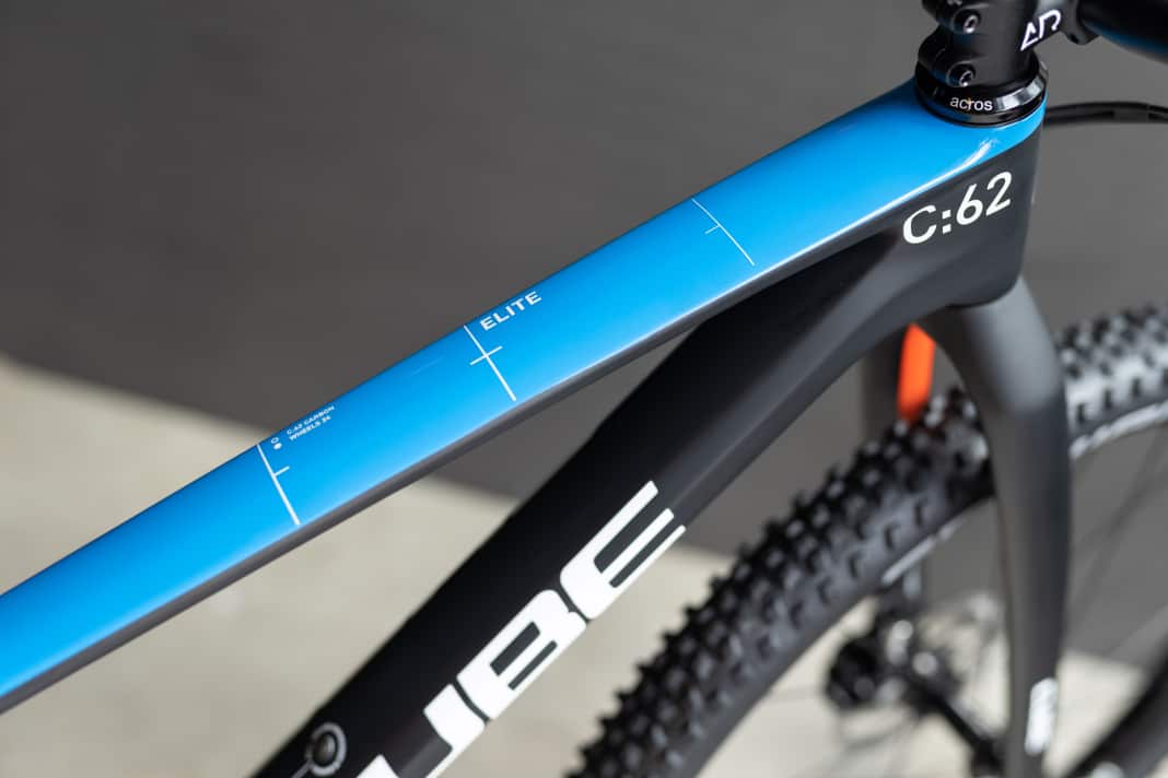 Weniger als 900 Gramm bringt der 24-Zoll-Rahmen aus Carbon auf die Waage.