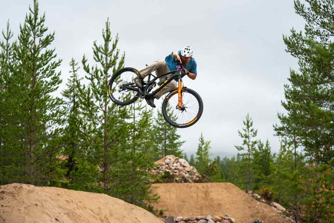 Der Norweger Brage Vestavik beim Spielen mit dem neuen Force Carbon.