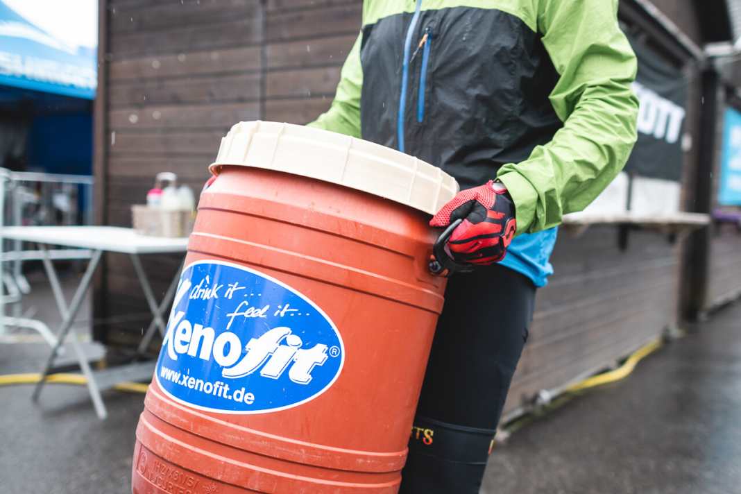 Marathon macht Durst: BIKE-Reporter Henri Lesewitz hilft vor dem Start der Verpflegungs-Crew beim Schleppen der Getränkekübel.