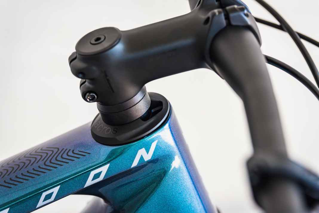 Die Kabel am neuen Myroon laufen nun am Steuersatz in den Rahmen. Hier deswegen nicht zu sehen, weil das Bike in der Ausstattung "Prime" auf die neue Sram GX AXS setzt und keine Kabel braucht. Wer möchte, kann aber so aber unkompliziert zum Beispiel eine Variostütze nachrüsten.