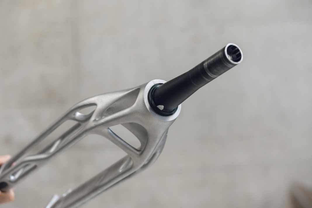 Wir haben mit zahlreichen Herstellern gesprochen, um eine Federgabel für dieses Projekt zu realisieren. Doch das Zusammenspiel von Bauteilen aus unterschiedlichsten Materialien macht die Federgabel zu einem extrem komplexen Produkt. Der Versuch, bestehende
Konzepte nachhaltig umzusetzen, hatte daher wenig Aussicht auf Erfolg. Die verbaute Starr-Gabel wurde ebenfalls von Canyon entwickelt.