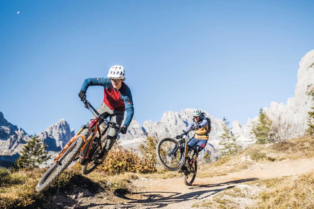 Aufsteigen, losfahren und genießen – egal, was der Tag bringt. Diesen Sorglos-Charakter wollen moderne All Mountains liefern. Mit den neuen Flitzern von Ghost und Stevens haben wir zwei Bikes für alle Fälle zum Duell gebeten.
