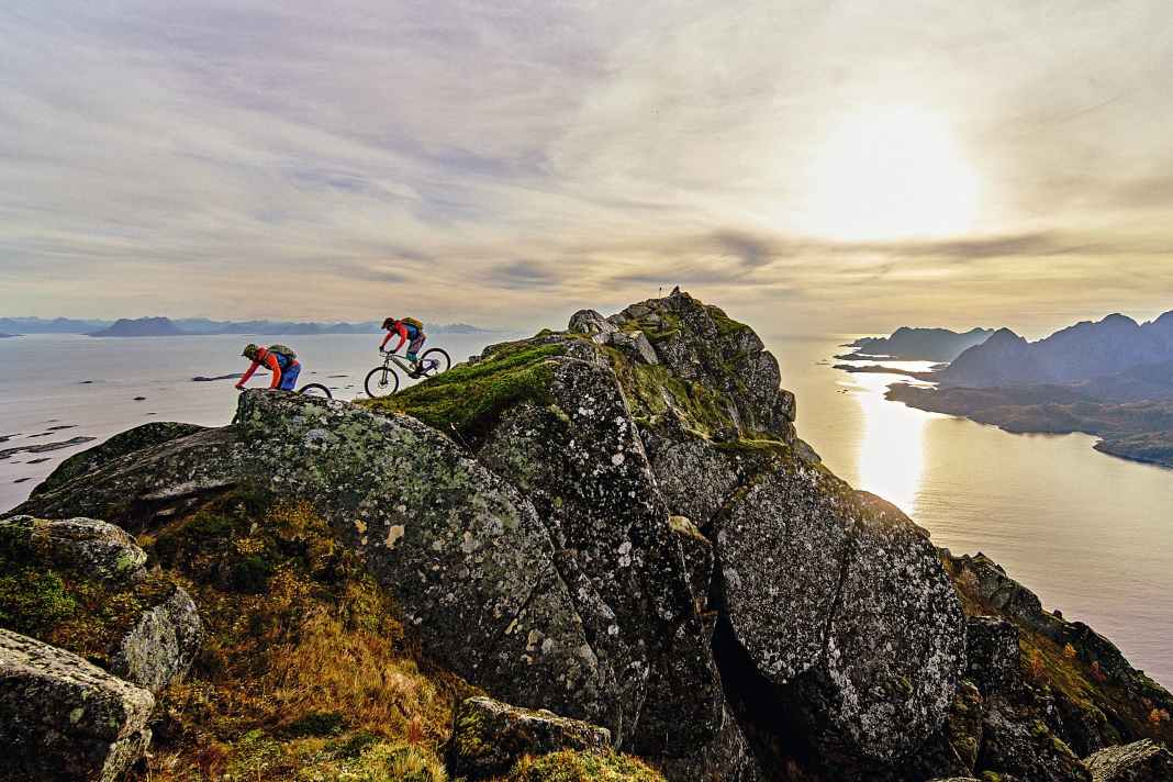 Schroff und steil ragen die Lofoten jenseits des polarkreises aus dem Nordatlantik. Ob man auf den norwegischen Inselbergen auch biken kann?