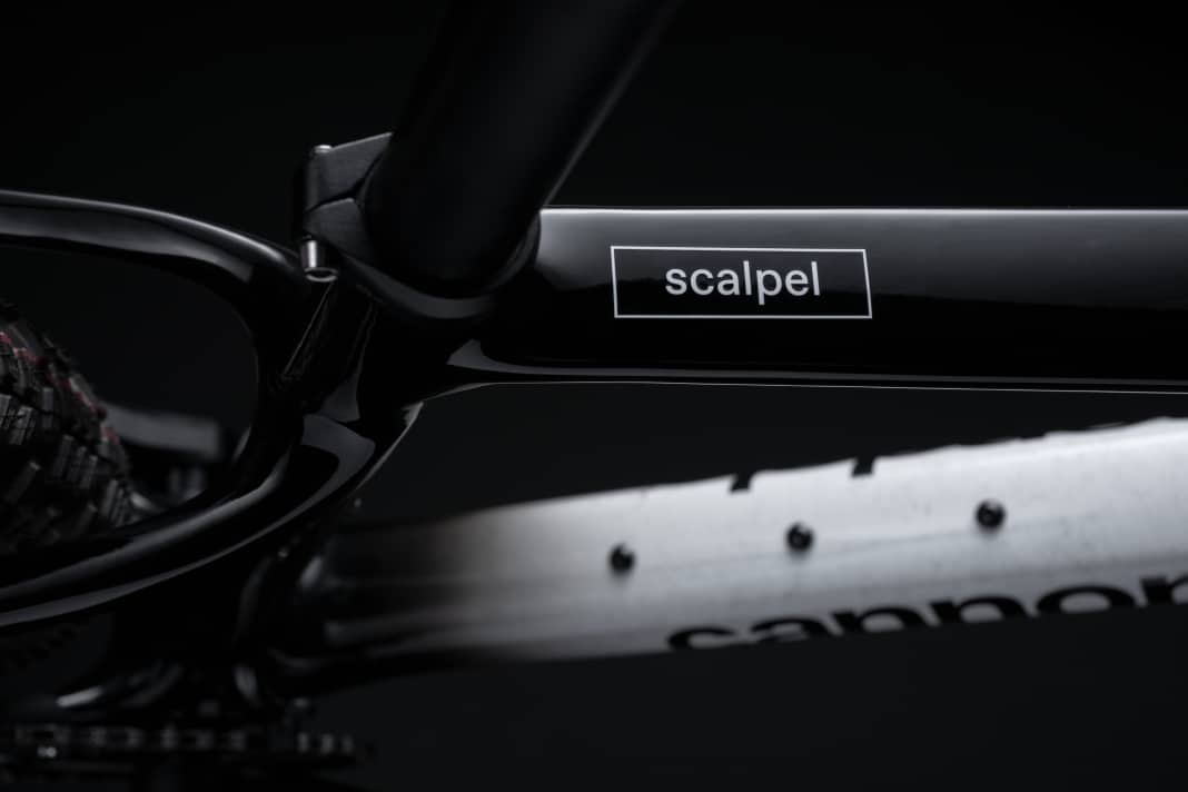 Der Schriftzug „Scalpel“ prangt nun nicht mehr nur auf Cannondales Racefully, sondern auf dem Oberrohr des Race-Hardtails.
