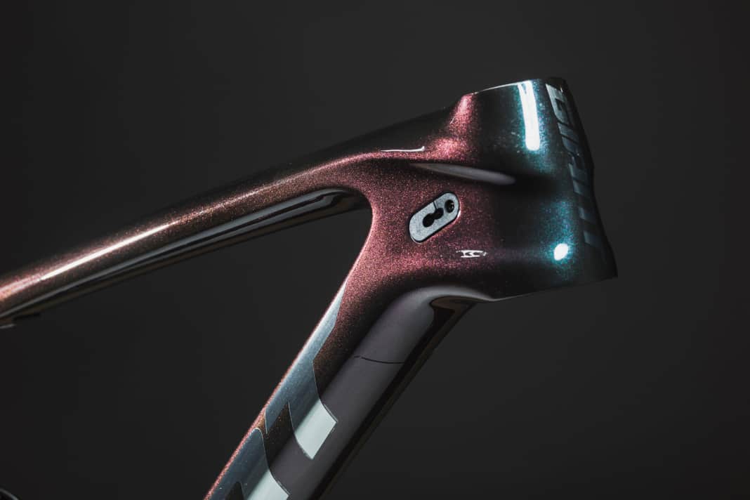 Das neue Design der Kabeleinlässe bietet eine saubere Optik und klemmt Kabel für Schaltwerk, Bremse und Variostütze am Steuerrohr.