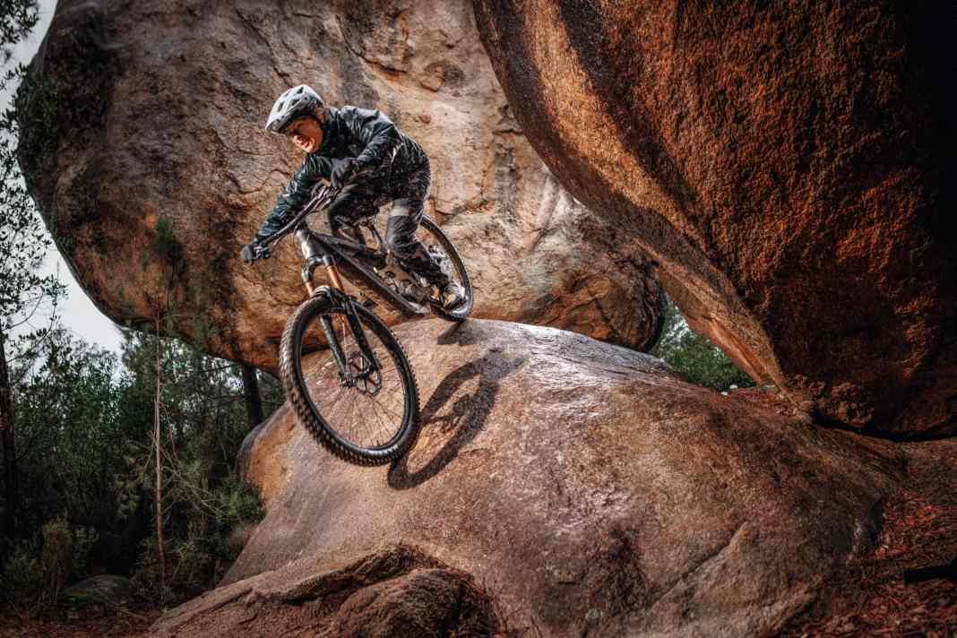 Kein weichgekochtes E-Mountainbike: Das Patron eRide verkraftet auch harte Geländeeinsätze. Selbst die brutalsten Abfahrten auf unserer Testrunde bei Santa Coloma nahe Girona meis­terte das Patron, ohne zu murren.