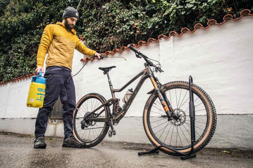 Alternative ohne Akku: Moment mal. Lag da nicht noch dieser Gloria-Drucksprüher im Gartenhäuschen? Mit Fünf-Liter-Tank, Handdruckkartusche und kleiner Düse lassen sich Pflanzen optimal mit Dünger benebeln. Doch taugt der 25-Euro-Kanister auch für die Bike-Reinigung? Die Antwort gibt unser Test.
