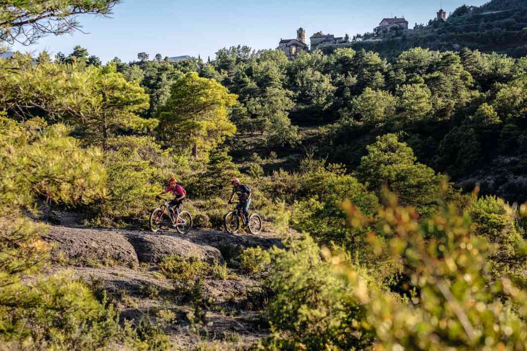 Das beste Enduro-Revier in Spanien? Mit Sicherheit die sagenhafte Zona Zero mitten in den aragonischen Pyrenäen. Zwischen verlassenen Dörfern und einsamen Bergen spannen sich über 1000 Kilometer Natur-Trails – steinig, ruppig, wild und aufregend.
