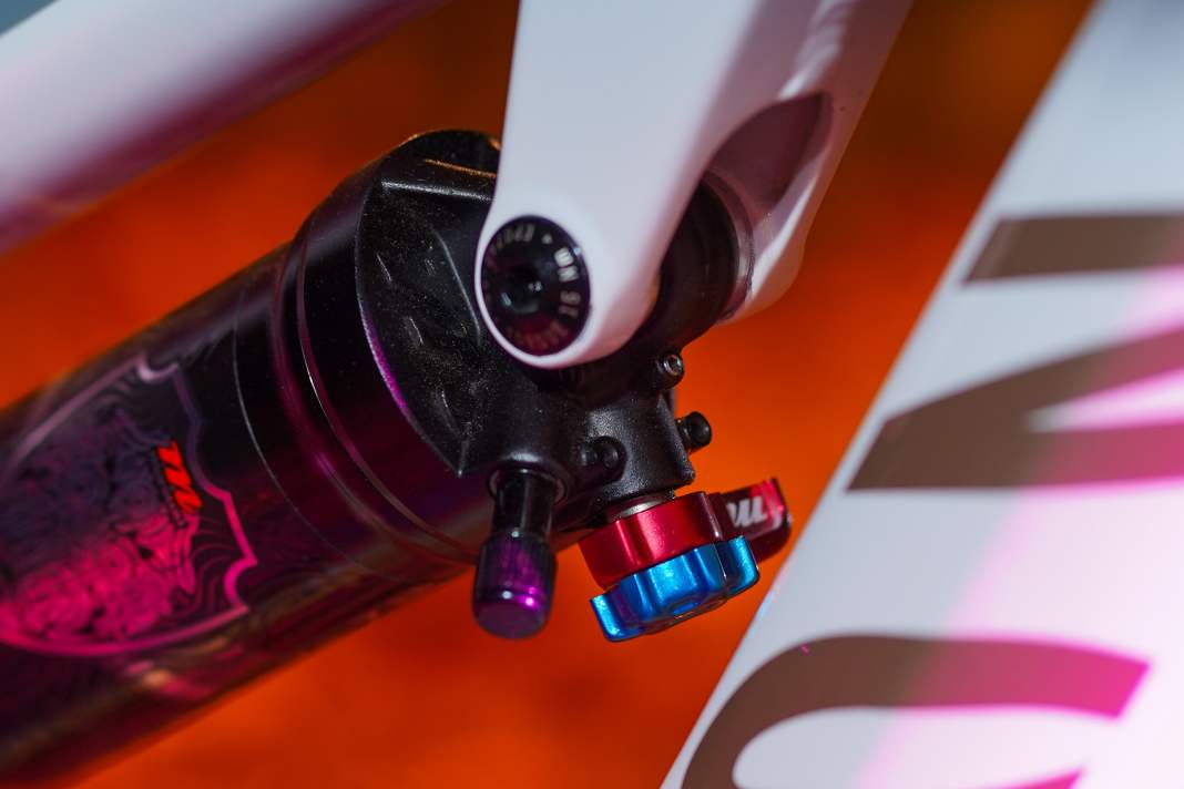 Offner Modus im technischen Trail, geschlossener Plattform-Modus bei Bergauf-Passagen: Mit dem roten Hebel lässt sich das Fahrwerk kinderleicht auf die jeweilige Fahrsituation einstellen.