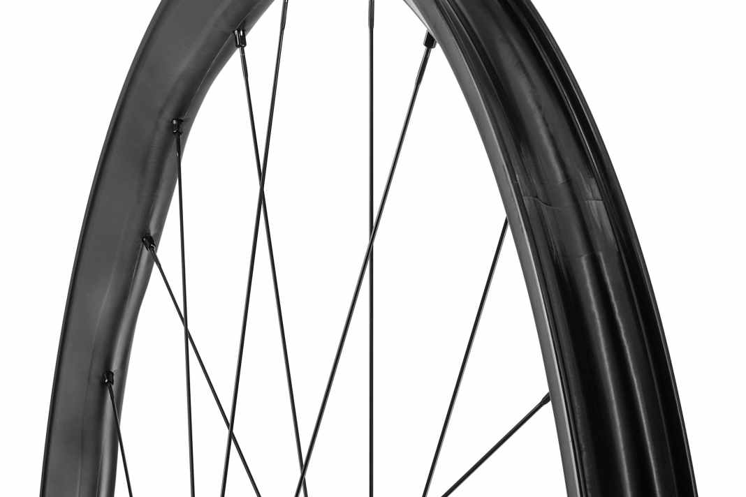 Das geschlossene Felgenbett macht ein Tubeless-Felgenband zum Abdichten überflüssig.
