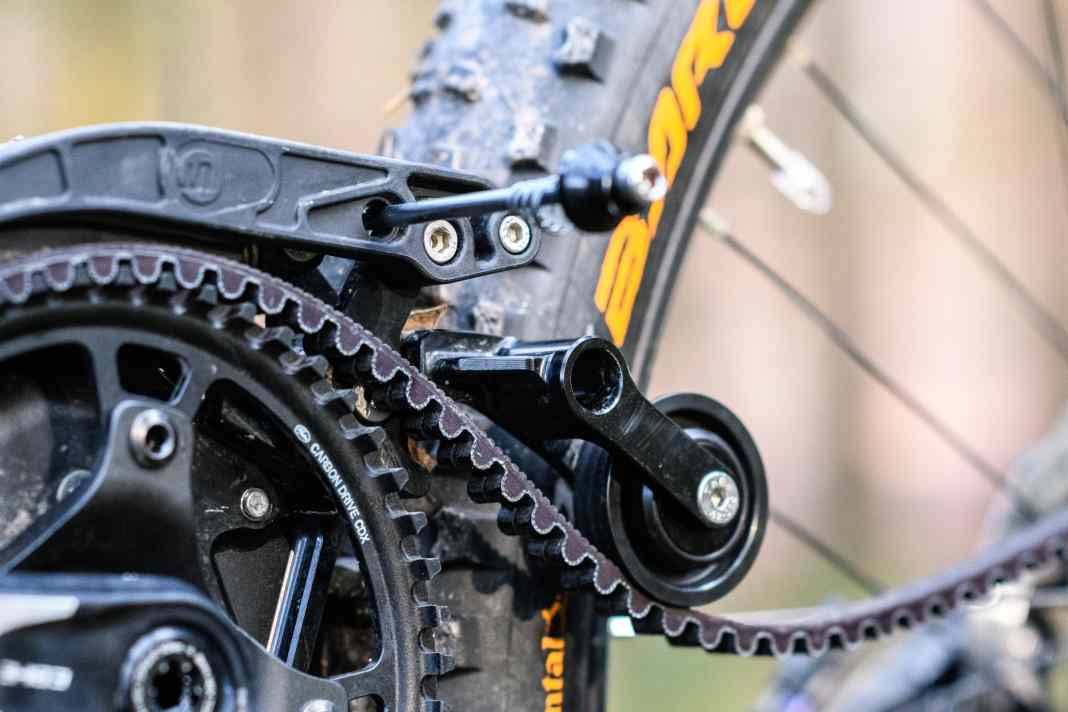 Mit der Hinterachse lässt sich der Riemenspanner in einer entspannten Position arretieren.