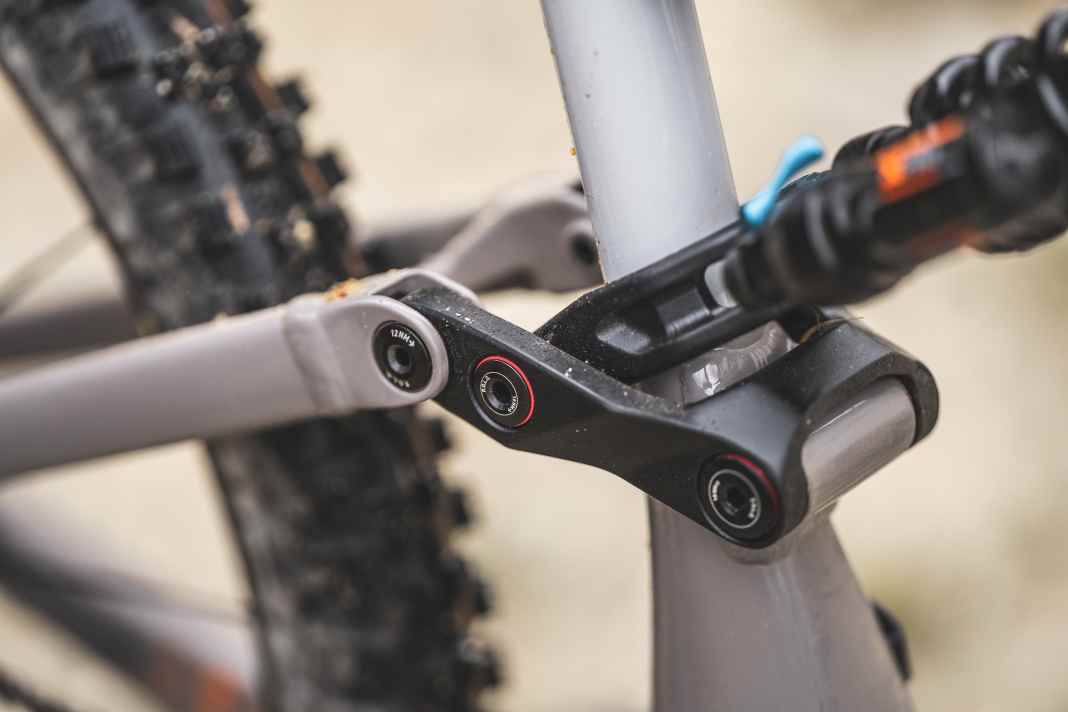 Die neue Kinematik des Focus Sam² setzt auf weniger Teile und spart dadurch Gewicht. Die Lager sind mit einer zusätzlichen Dichtung ausgestattet. Das verbessert die Haltbarkeit.