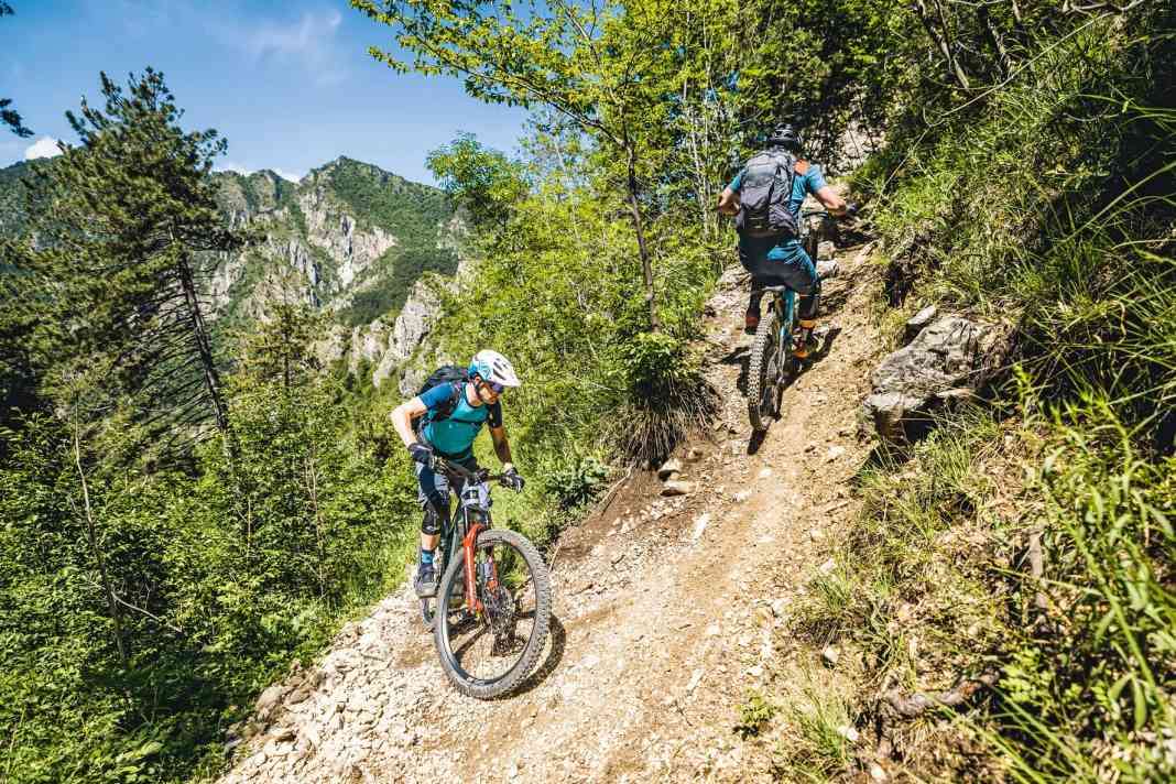 „Uphill-Gebastel“ à la Stefan Schlie und Claus Fleischer: Hier am Sentiero 117 hoch zum Passo Guil (Tour 2, Tremalzo). Nach dem Motto „Was ist fahrtechnisch machbar?“, wird hier jede Schlüsselstelle seziert. Stefan wird am Ende fast alles gefahren sein.