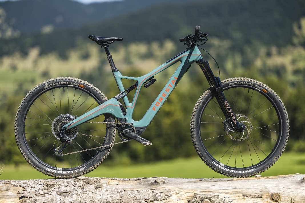 Forestal betreibt seine Light-E-MTBs mit einem fest verbauten Akku mit 360 Wattstunden. Forestal Siryon Halo: 170 mm / 29 Zoll / 18,8 kg
