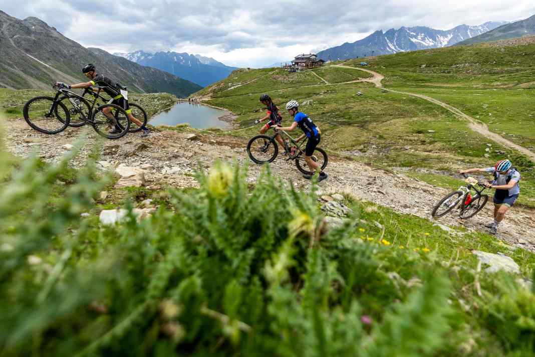Die letzten 150 Höhenmeter vom Rifugio Bozzi zur 2613 Meter hohen Montozzo-Scharte bäumen sich geröllig und steil auf. Nur wenige der BIKE Transalp-Racer konnten diesen Abschnitt fahren.