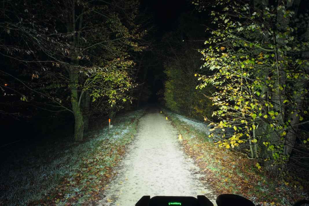 MagicShine Monteer 6500: In Sachen Lichtausbeute steht die Magicshine der Lupine kaum nach. Auch sie leuchtet sehr weit und bildet einen breiten Lichtkegel. Ohne den extrem hellen Spot in der Mitte vor dem Fahrer fällt die Ausleuchtung etwas homogener aus, als bei der Alpha.