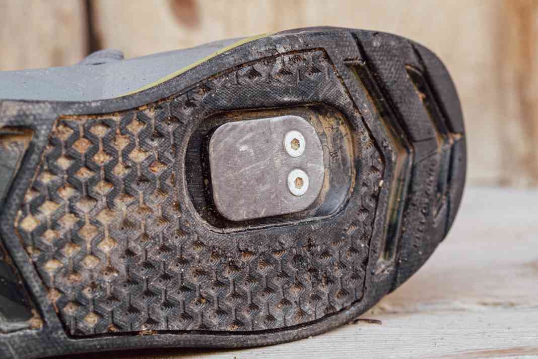 Wenn die großen Metallplatten auf einen eh schon cleinen Cleat-Kanal stoßen, leidet der Verstellbereich