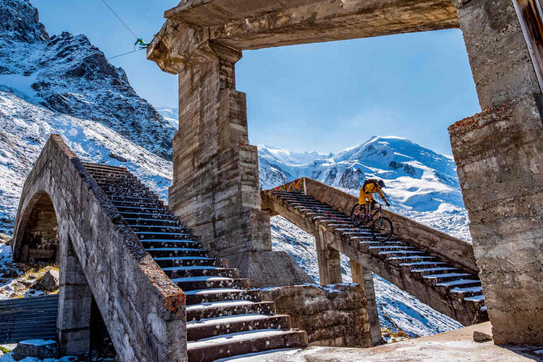 Der einstige Stolz Chamonixs, die vorletzte Berg­station vor dem Gipfel der Aigouille, ist heute eine verlassene Ruine, ein Lost Place in der Bergwelt des Mont Blancs.