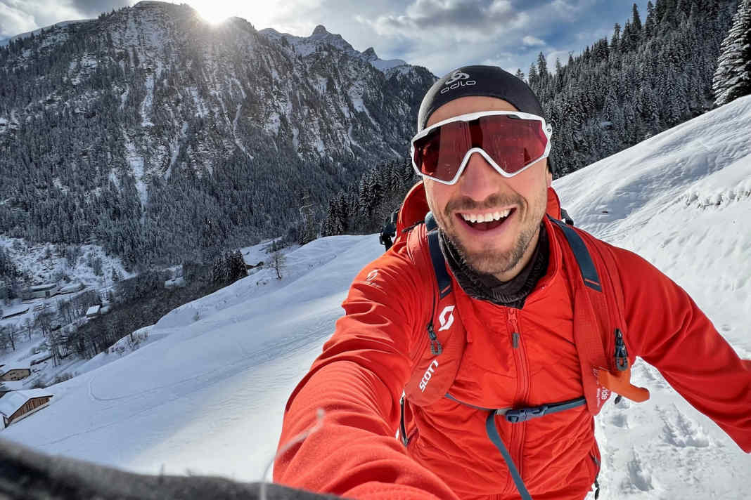 Nino Schurter beim Skitourengehen.