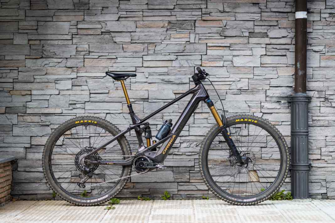 Das neue Orbea Wild kommt mit fest verbautem Akku. Dadurch wiegt selbst unser Testbike mit Alu-Laufrädern, Downhill-Reifen und 750er Akku nur knappe 23 Kilogramm.