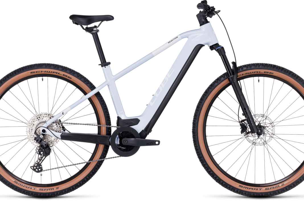 Lieber eine bessere Ausstattung oder edinen größeren Akku? Wer ein begrenztes Budget hat, muss sich entscheiden. Im Cube Reaction Hybrid Pro 500 steckt der kleine Bosch-Akku, dafür bekommt man ein Ausstattungspaket, das auch Ausflüge in seichtes Gelände erlaubt.