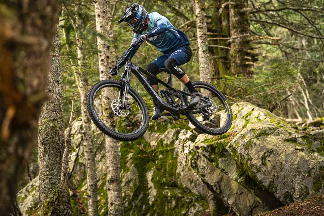Enduro-Racer Youn Deniaud lässt das neue Giant Reign durch die Luft fliegen.