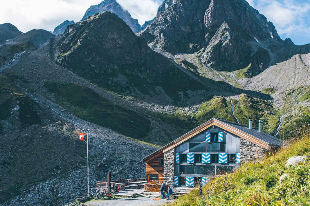 Die Tuoi ist als Winterhütte bekannt. Doch so langsam finden auch E-Mountainbiker den Weg hier hinauf.