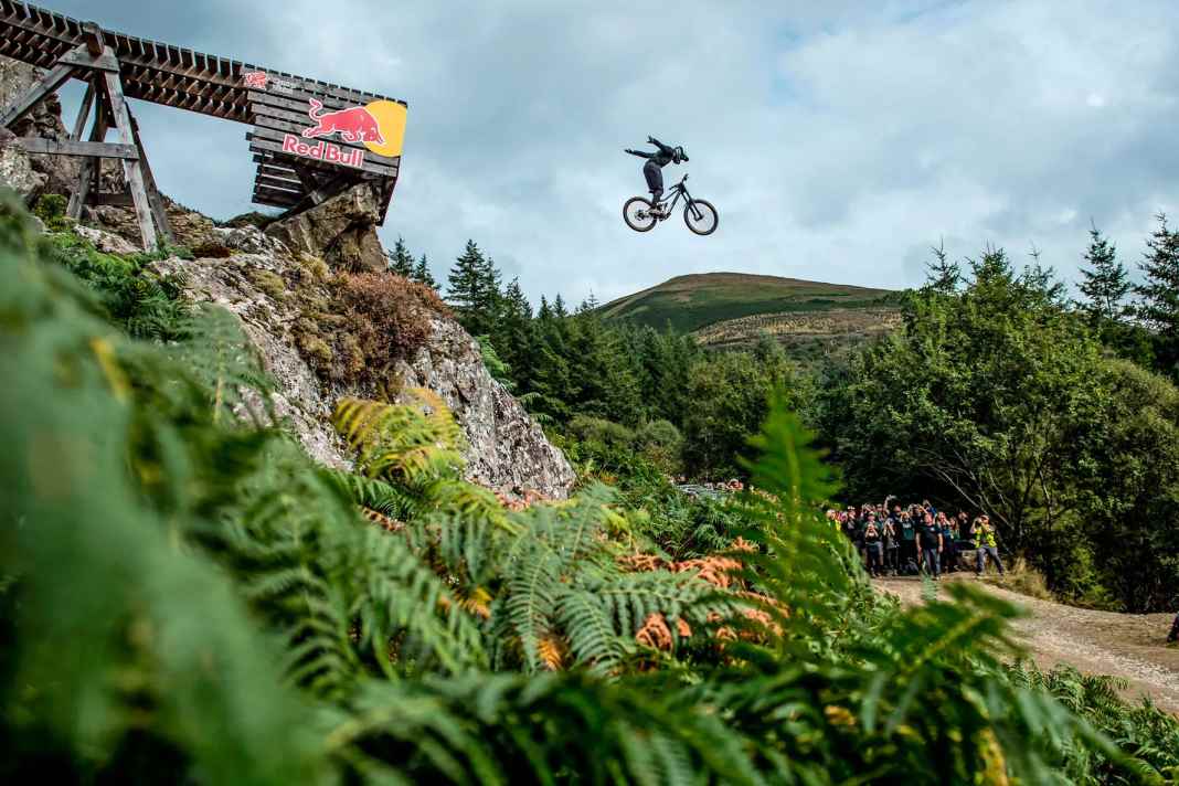 Freerider Vicent „Vinny T“ Tupin fliegt im Suicide No Hander übers Roadgap 16 Meter in die Tiefe. „Ein irres Gefühl“, sagt Hardline-Rookie Andreas Kolb über diesen Stunt. 