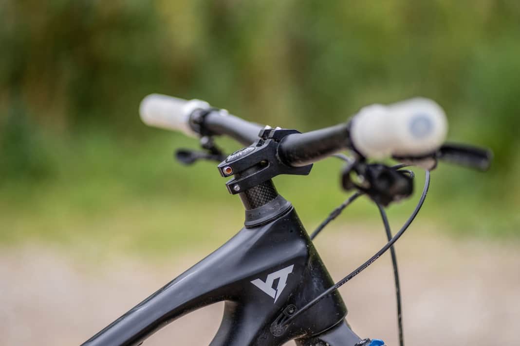 Mit einem kurzen, breiten  Cockpit steuert sich das Izzo bergab noch präziser. Das hat auch YT erkannt und stattet das Trailbike nun ab Werk entsprechend aus.