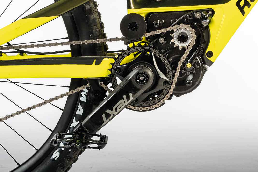 Außergewöhnliche Konstruktion: Hinter der Motorabdeckung verbarg sich ein komplett neues System. Der Motor saß dezentral, die Kette wurde über ein Antriebsritzel umgelenkt.