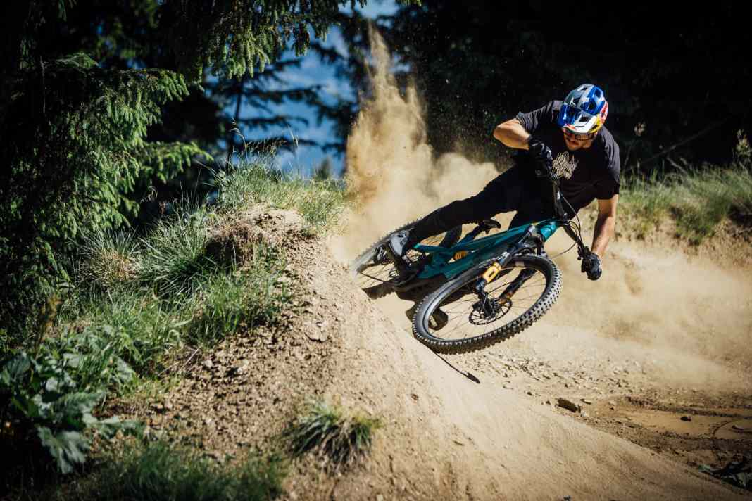 Lässt den Dreck spitzen: Moto-Enduro-Pro Manu Lettenbichler auf dem Core 3.