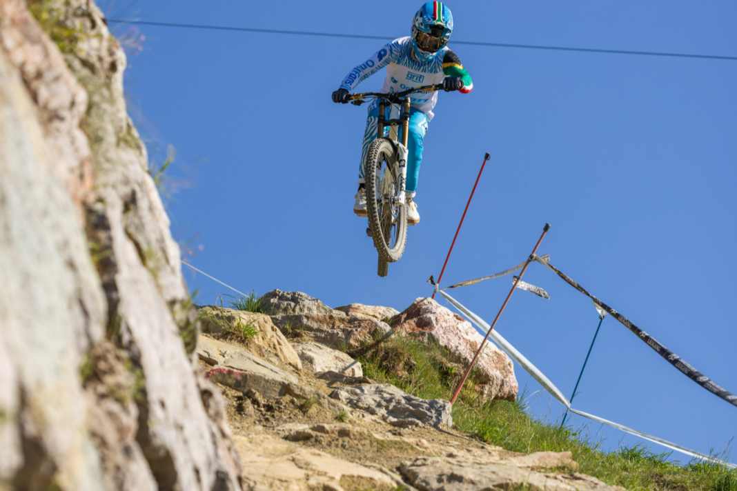 Rein ins Gerümpel: Promi-Tester Stefan Garlicki fühlt sich pudelwohl auf dem Commencal und schert sich wenig über das Gerümpel, in dem er gleich landet.