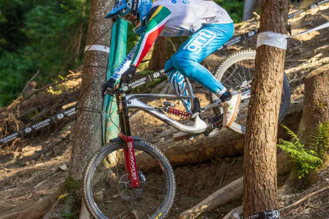 Durch die Hölle: Der Downhill-Meister aus Südafrika, Stefan Garlicki, bugsiert das Alutech Sennes durch "Valis Hölle" auf der Worldcup-Strecke in Leogang. Hier noch mit zu weicher Dämpferfeder.