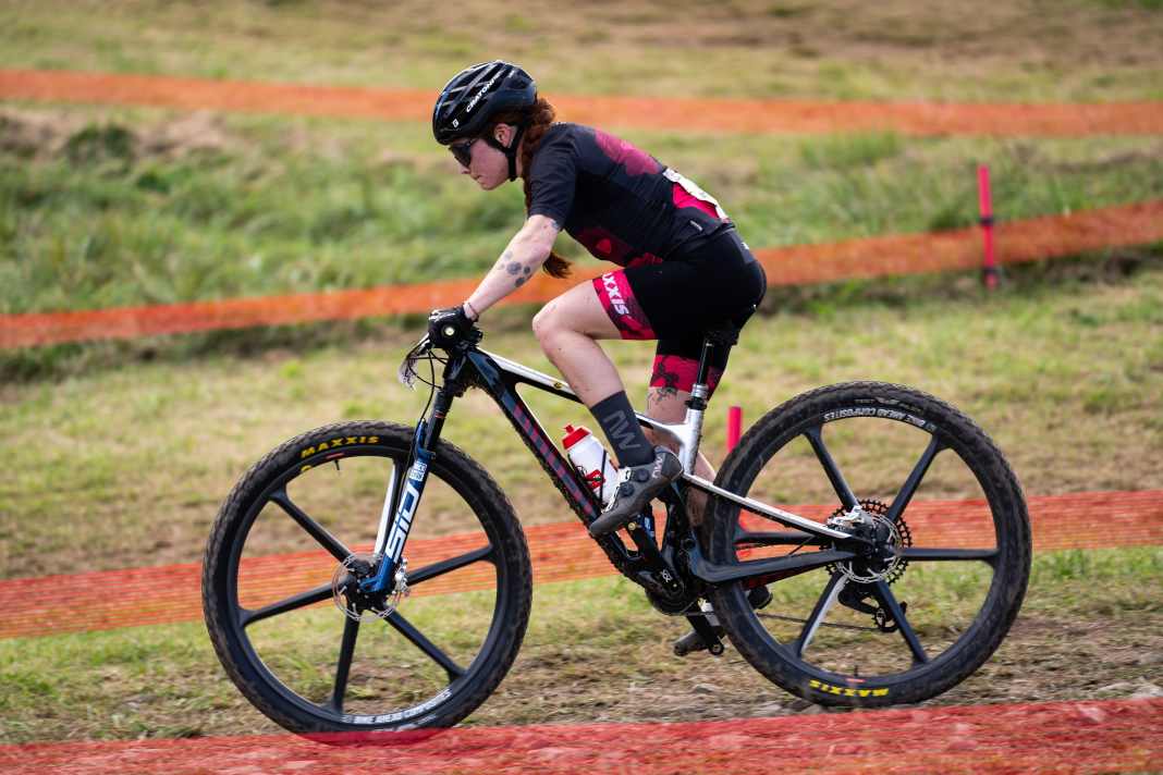 Bei Isla Short vom Ghost Factory Racing Team passt der Name zur Körpergröße: Die 154 cm kleine und 48 Kilo leichte XC-Fahrerin greift auf Rahmengröße XS im Worldcup an.