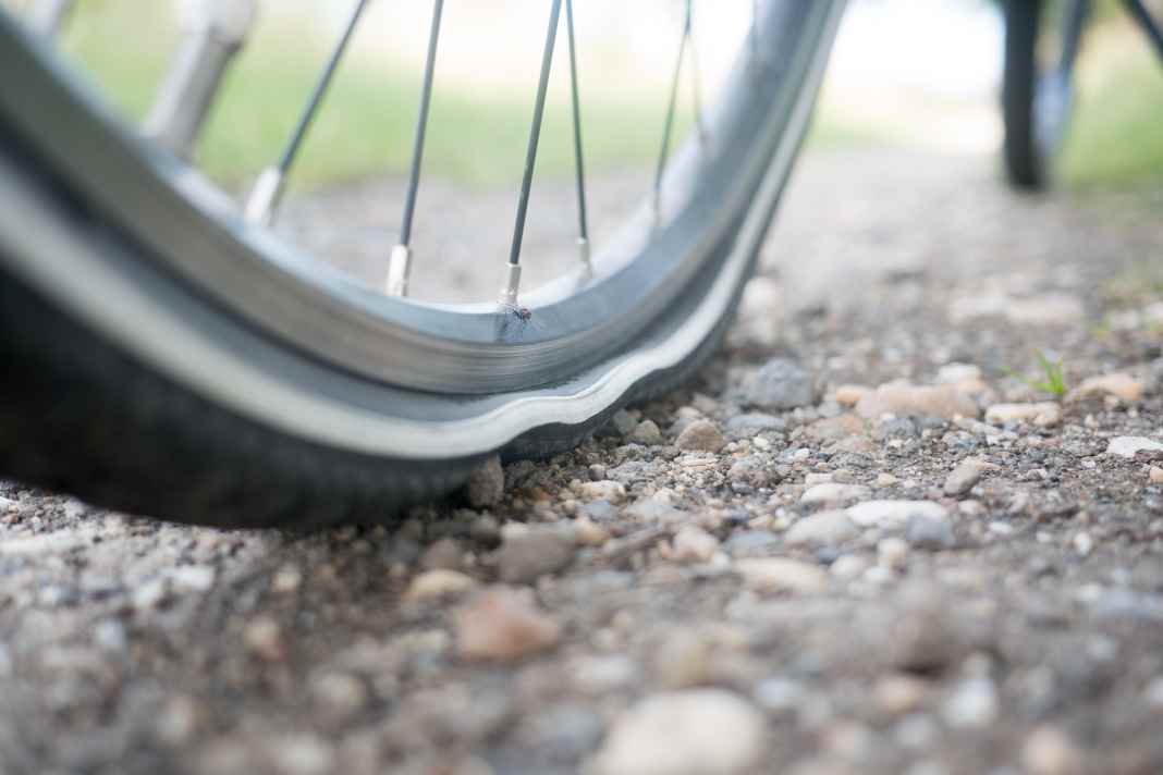 Keiner macht es gerne, aber fast jeder hat das Problem mal: den platten Reifen. Gerade weil es heute nicht mehr so häufig vorkommt, haben viele es nicht mehr "drauf". Wichtig ist, beim Plattenflicken wie beim Reifenaufziehen: genau arbeiten. Mit unserer Anleitung klappt’s.