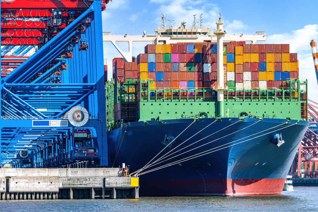 Wenn das Rote Meer nicht mehr sicher ist, bleiben die Container entweder im Hafen, oder sie müssen einen längeren Weg von Asien nach Europa nehmen...