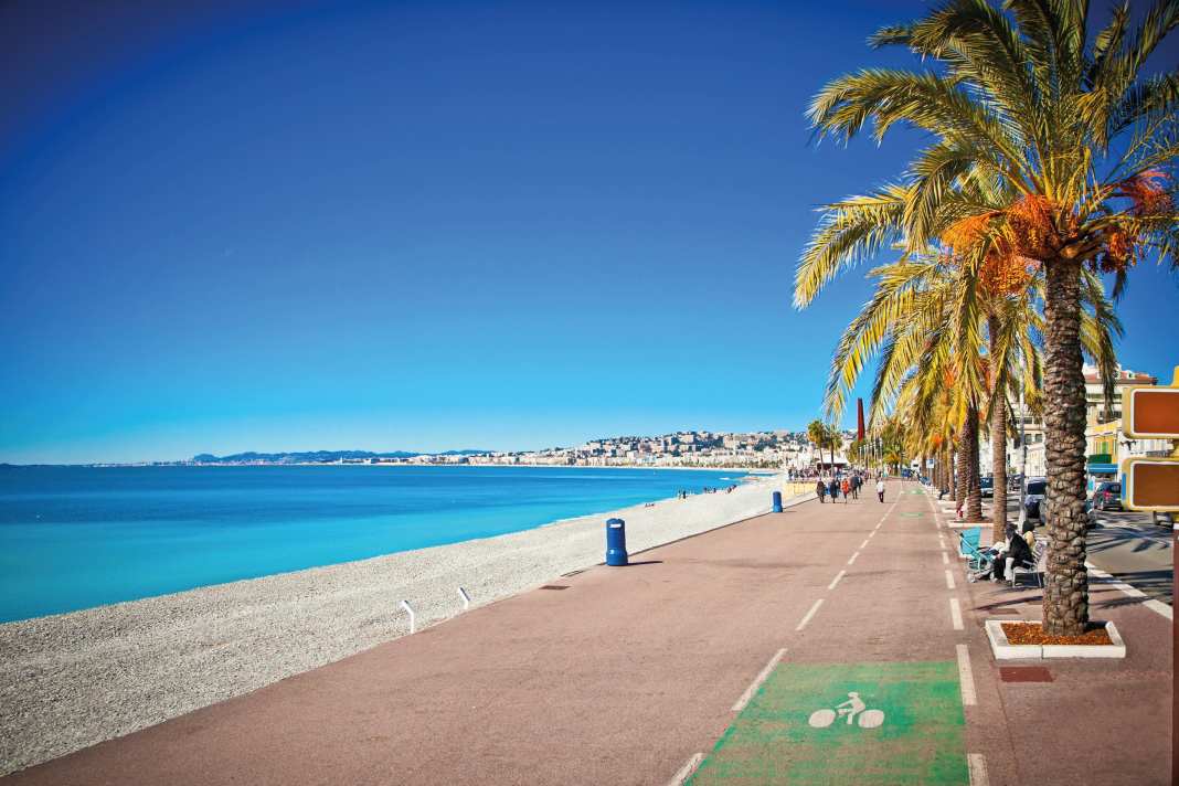 In Nizza führt direkt an der Strandpromenade ein Radweg entlang – Meerblick inklusive.