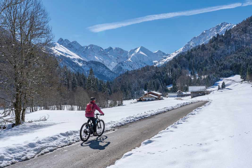 Sonne und reflektierender Schnee sorgen für Glückshormone, aber auch bei schlechterem Winterwetter kann Radfahren Spaß machen.