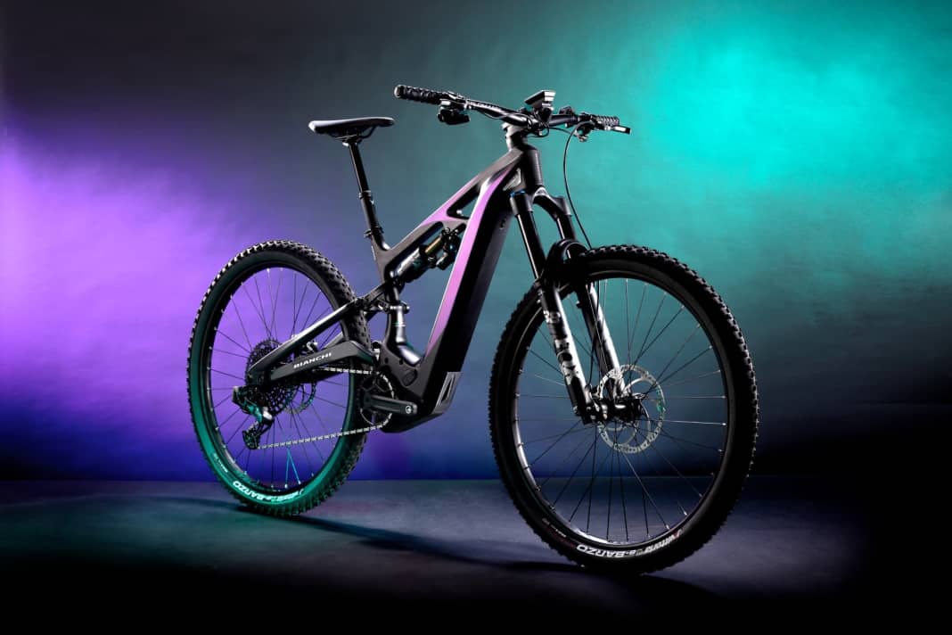 Mit der E-Vertic-Serie will Bianchi im sportlichen E-Mountainbiken Fuß fassen. Das Flagschiff FX-Type Pro kommt mit 160 Millimeter Federweg und auffälliger Formensprache. Für einen tiefen Schwerpunkt wurde der Motor 28 Grad nach oben gedreht.