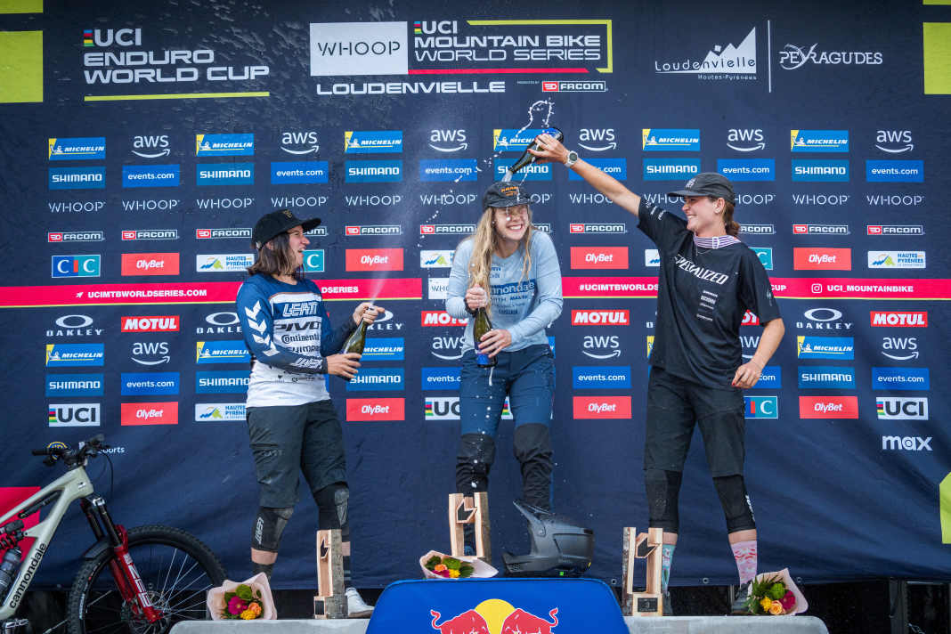 Das Podium der Frauen von links nach rechts: Morgan Charre (Platz 2), Ella Conolly (Platz 1) und Winnifred Goldsbury (Platz 3).