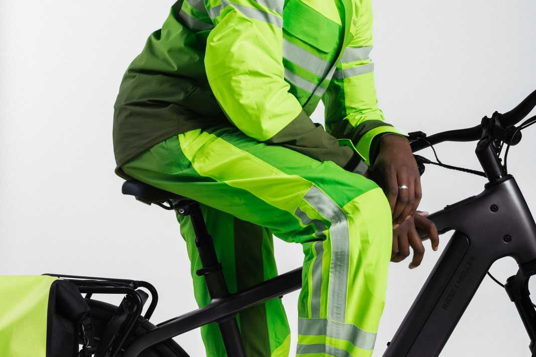 Der niederländische Hersteller Agu hat mit dem Commuter Impact Suit eine innovative Regen-Kombi mit integrierten Protektoren entwickelt.