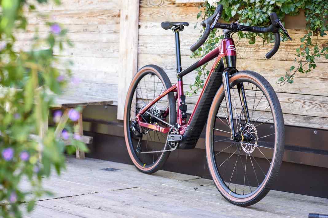 Exotisch: Das E-Gravel ist nicht nur ein Gravelbike mit Motor sondern setzt mit Boschs neuem SX sogar auf ein Mittelmotor-Konzept.