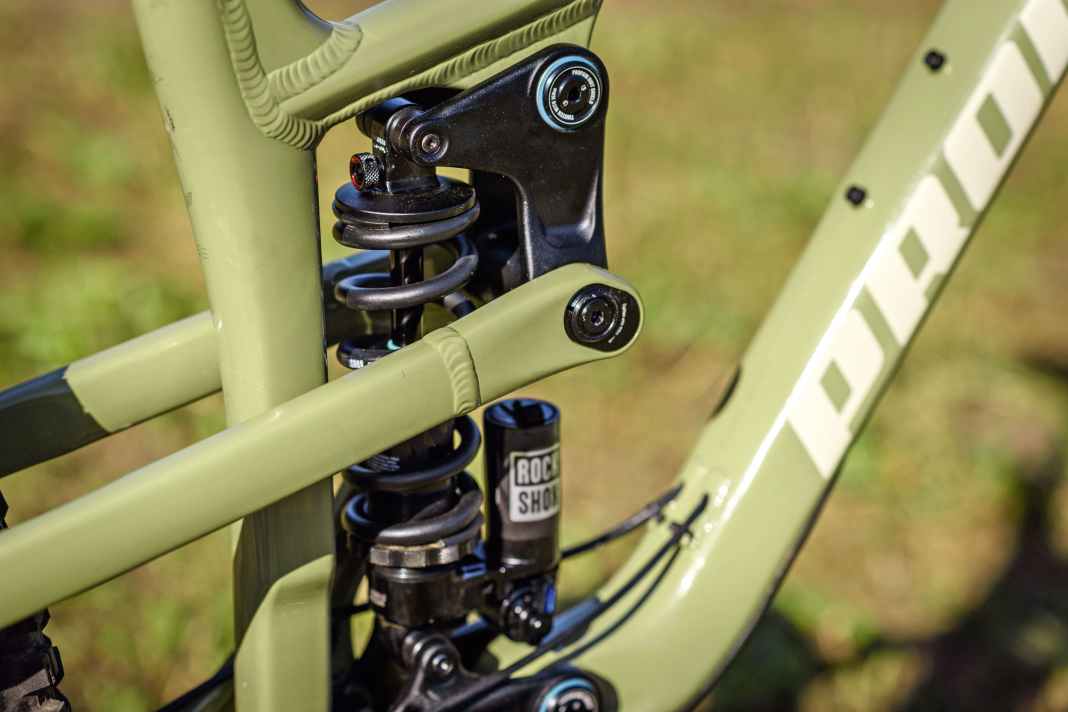 Parktauglich: der Stahlfederdämpfer Rockshox Super Deluxe Coil Select+ im Propain Tyee.